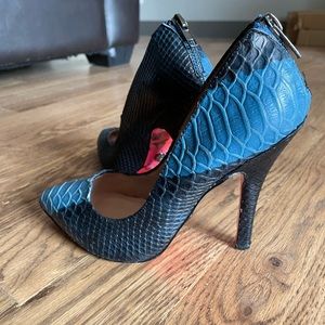 betsy johnson snake print pump